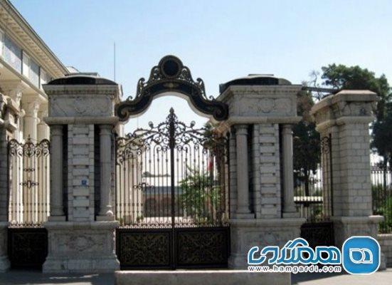 ساختمان مجلس ملی ایران از بناهای تاریخی مرکز به شمار می رود