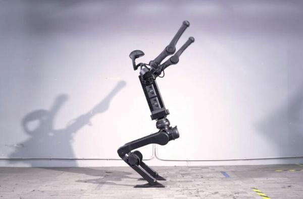 حرکت خارق العاده ربات انسان نمای چینی